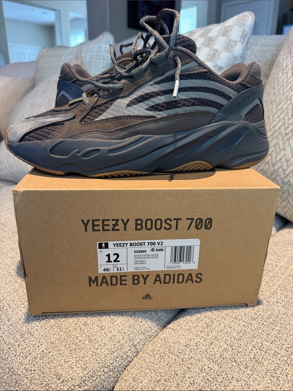Adidas Yeezy Boost 700 V2